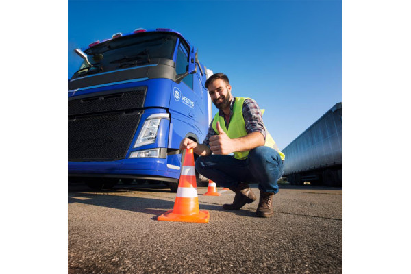 Come fare retromarcia in modo più sicuro con un camion con rimorchio